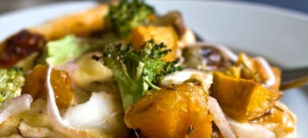 Пицца с тыквой, карамелизованным луком, горгонзолой и хрустящими жареными листьями шалфея