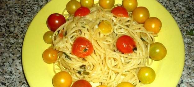 Спагетти с помидорами черри