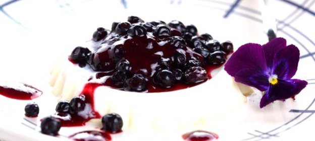 Густой черничный соус с лимонной цедрой