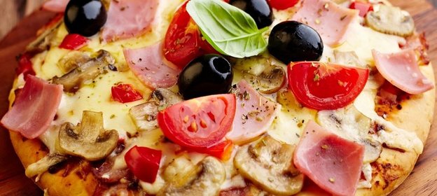 Пицца с ветчиной и моцареллой