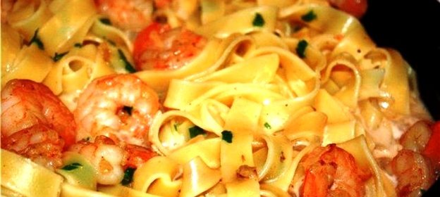 Паста с креветками в сливочно-чесночном соусе