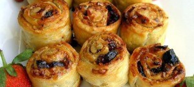 Слоеные булочки с грецкими орешками и клюквой