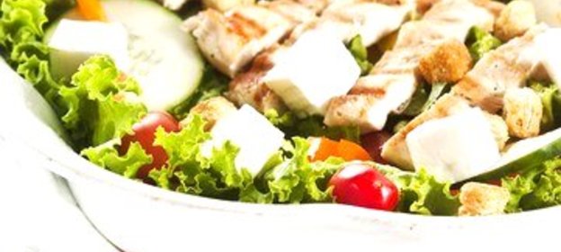 Салат из мяса, овощей и моцареллы с соусом чимичурри