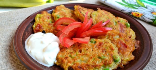 Кабачковые оладьи с помидорами и свежим горошком