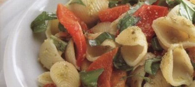 Макароны с печеным перцем и базиликом