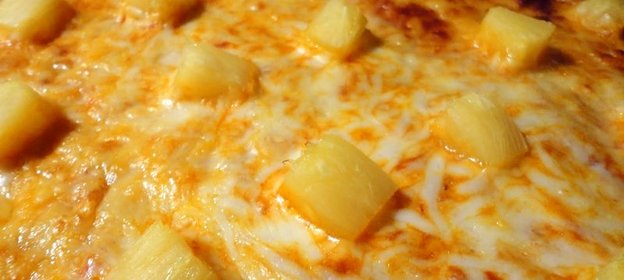Пицца с ананасами и сыром