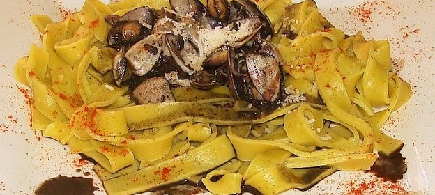 паста с морскими ракушками ( berberechos) и чернилами кальмара