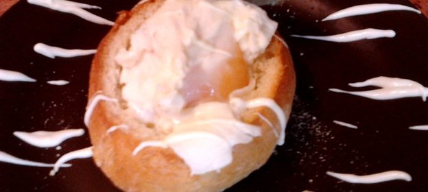 Яйца пашот в булочке