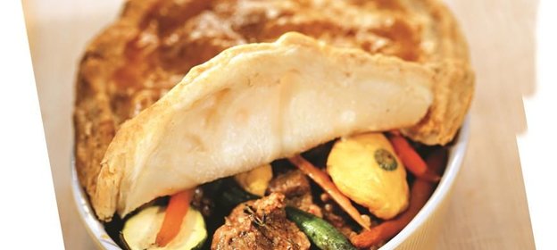 Говядина с молодыми овощами под хлебной крышкой