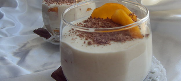 Миндальное бланманже с фруктами