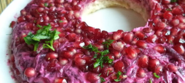 Салат Гранатовый браслет с тунцом