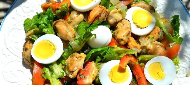 Средиземноморский салат с мидиями