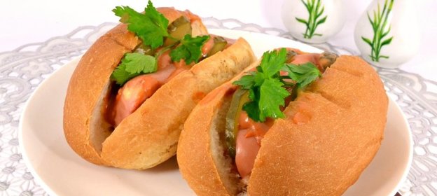 Булочки с сардельками и сыром в микроволновке