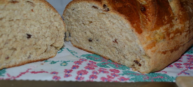 Цельнозерновой батон с изюмом и орехами