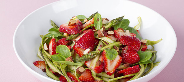 Салат с клубникой и спаржей
