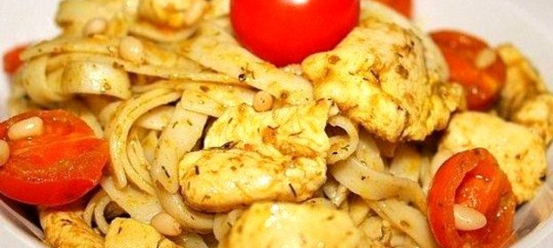 Паста с курицей, соусом песто и кедровыми орешками
