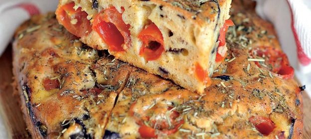 Закусочный кекс с баклажанами и помидорами