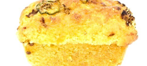 Кукурузный хлеб с чеддером, халапеньо и зеленым луком