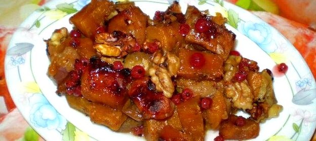 Тыква запеченная с орехами и корицей