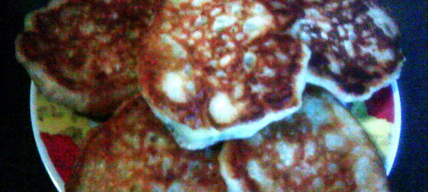 Постные дрожжевые яблочные оладьи