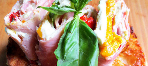 Рулетики с ветчиной на поджаренном хлебе