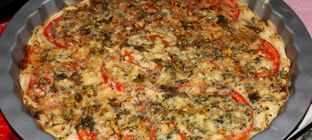 Пицца с голубым сыром, помидорами и зеленью