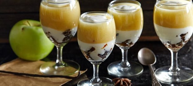 Яблочный десерт с черносливом и йогуртом