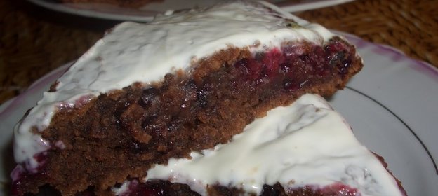 Шоколадный пирог с ягодами