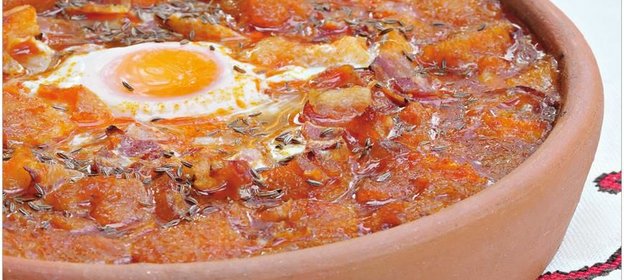 Кастильский суп с хлебом и яйцами