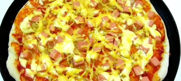 Пицца с колбасой