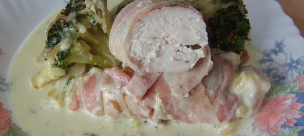 Запеканка с брокколи и куриной грудкой с беконом