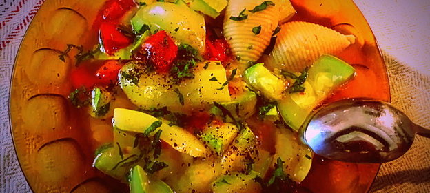 Суп на курином бульоне с кабачком и фаршированными конкильоне