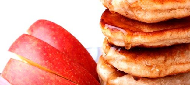 Оладьи манные с яблоками и изюмом