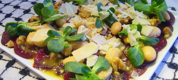 Свекольный салат с фасолью и грецкими орехами