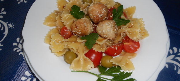 Салат с фарфалле, куриными шариками в кунжуте и с овощами