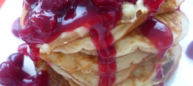 Творожные оладьи с вишнёвым соусом