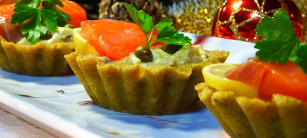 Закуска из хлебных корзиночек с семгой и каперсами