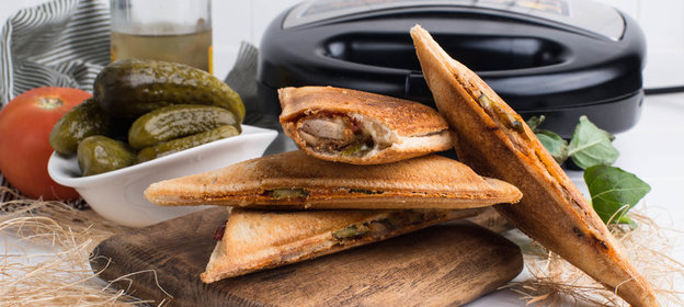 Маффины с яблоками и корицей под ванильным соусом