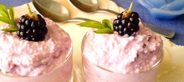 Творожный десерт с ежевикой