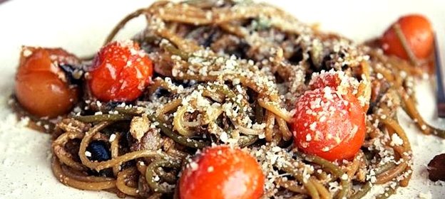 Спагетти с черри, баклажанами и пророщенной фасолью
