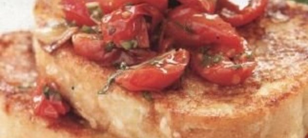 Десерт из персиков с вишней и миндалем