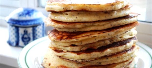 Оладьи по‑деревенски с ягодным соусом