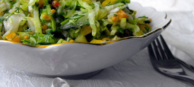 Капустный салат с заправкой из хрена