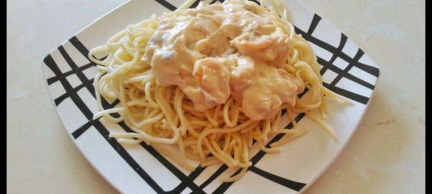 Спагетти в сливочном соусе с креветками