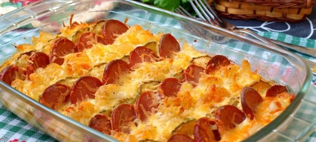Запеканка из макарон с сардельками и кабачками