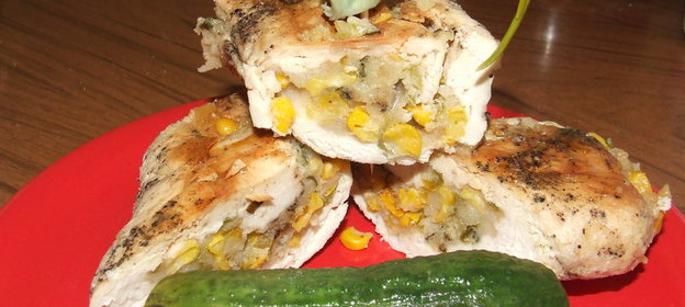 рулет из куриной грудки с острым зеленым перцем, кукурузой, зеленым луком и белой хлебной крошкой