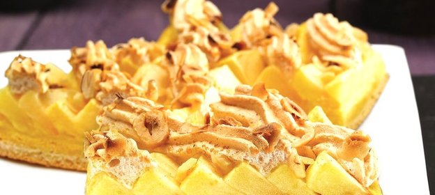 Пирог яблочный с безе и с корицей