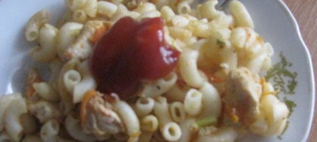 Сырая морская рыба с чесноком