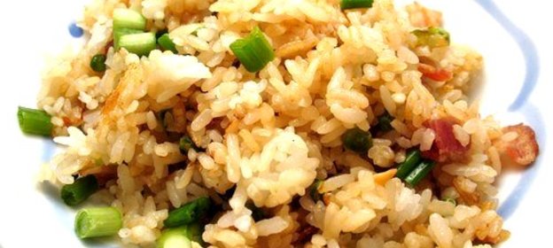 Жареный рис с яйцом и беконом