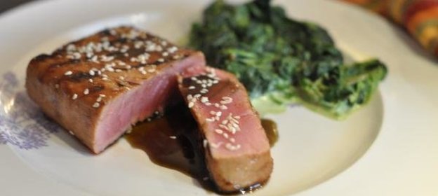Стейк из тунца в гранатовом соусе со шпинатом